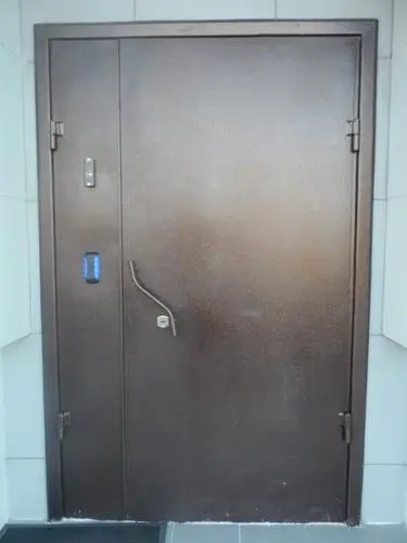 Металлическая дверь на подъезд
