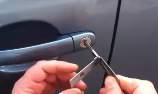 Вскрытие дверей автомобиля путем подбора ключей
