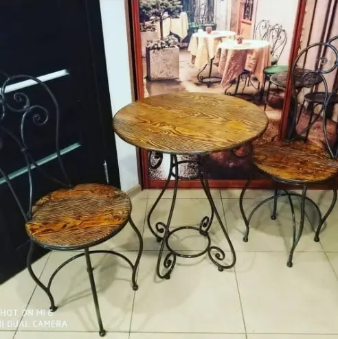 Кухонный стол со стулья