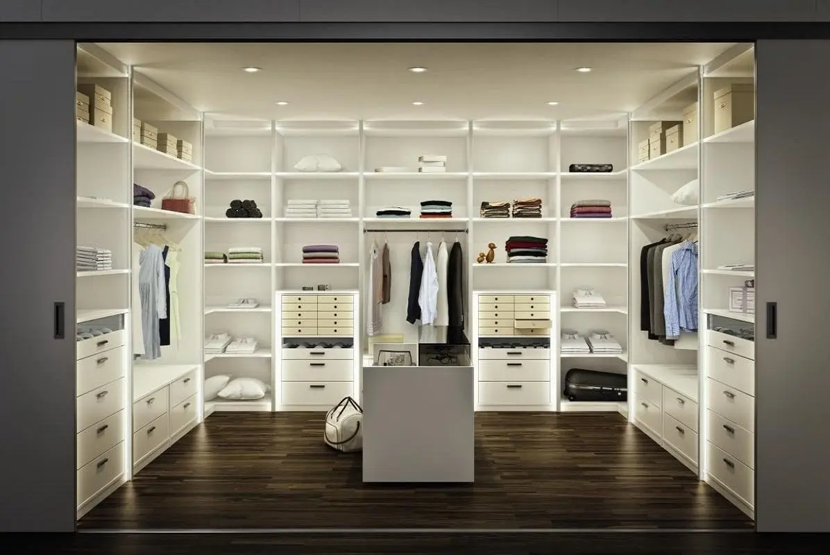 стильная гардеробная комната, вместительный гардероб, шкафы для одежды, модульные шкафы для одежды, с подсветкой