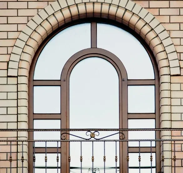 Арочное окно из цветного профиля ''Veka'