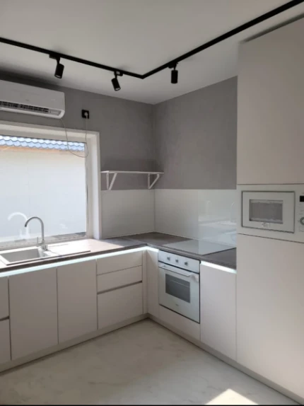 Кухня на заказ в современном стиле минимализма и модерна