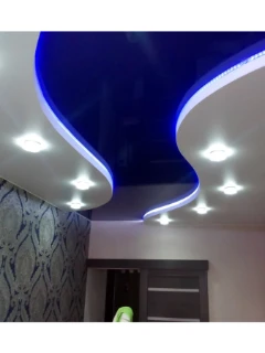 Натяжной потолок двухуровневый с подсветкой и софитами