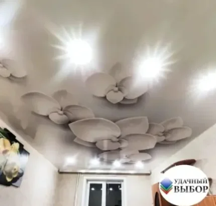 Фото для Глянцевый натяжной потолок с фотопечатью и встроенными светильниками.