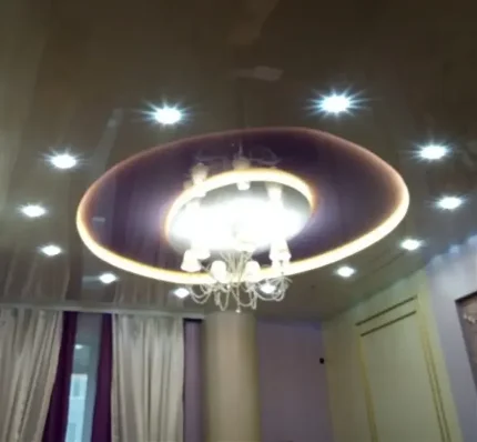 Натяжной глянцевый потолок со светодиодной подсветкой.