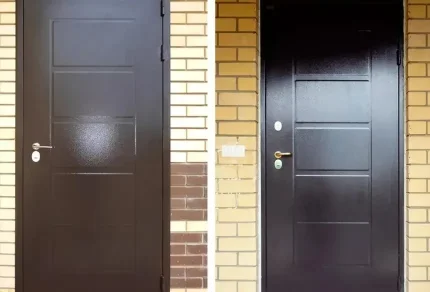 Установка металлической двери с наличниками с одной стороны