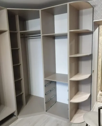 Угловой шкаф с зеркалом на заказ