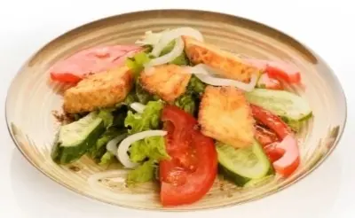 Салат с жареным сыром и овощами