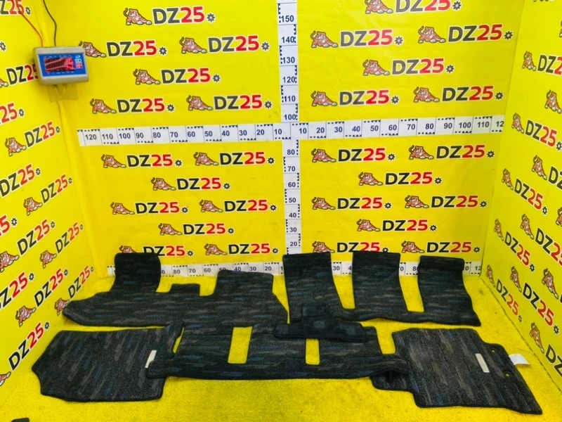 Фото для Коврики комплект TOYOTA ISIS ZGM10W 2ZRFAE 2012/Цвет 070 (б/у)