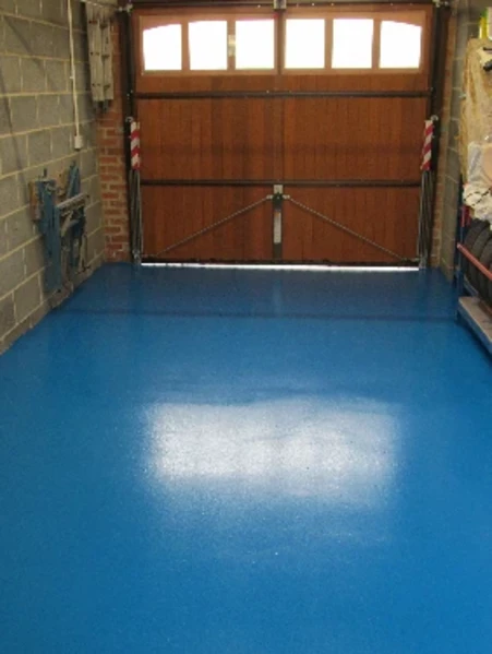 Фото для Монтаж наливных полимерных полов: Полимерцементный наливной пол для гаражей