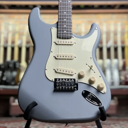 Фото для Электрогитара DeMarco DMSEST202 Stratocaster SSS Silver, DeMarco (ДеМарко)