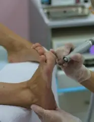Возрастной педикюр: 5 оттенков лака, которые украшают ноги после 45 лет