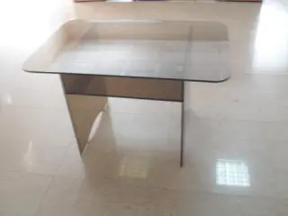 Прозрачный журнальный стол из матового стекла